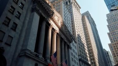 New York City, ABD - 25 Temmuz 2019: Manhattan şehir merkezindeki Wall Street'te güneşli bir günde New York Borsası kapanış görünümü.