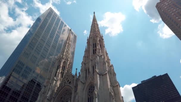 Pouliční Výhled Katedrálou Mrakodrapem Svatého Patrika — Stock video
