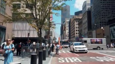 New York City, ABD - 25 Temmuz 2019: Baca gökdeleni ve yayalarla sokak manzarası.