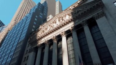 Wall Street şehir Manhattan'da güneşli bir günde New York Menkul Kıymetler Borsası closeup görünümü.