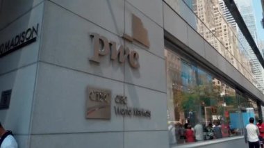 New York City, ABD - 25 Temmuz 2019: Manhattan şehir merkezindeki Pricewaterhousecoopers ofis binası girişi.