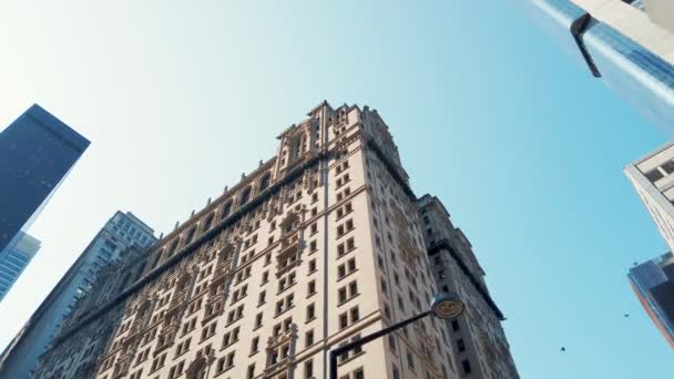 マンハッタンのダウンタウンにあるヴィンテージ超高層ビルのストリートビュー ニューヨーク市 — ストック動画