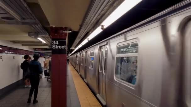 New Yorker Bahn Zug Zieht Station Bahnsteig Ein — Stockvideo