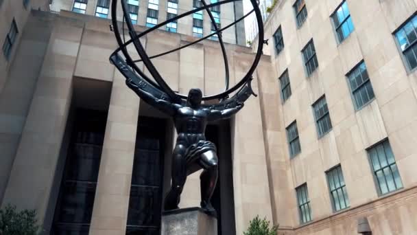 美国纽约市 2019年7月25日 位于曼哈顿中城第五大道洛克菲勒中心的阿特拉斯雕像 — 图库视频影像