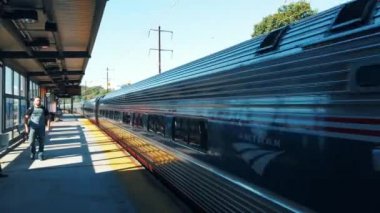 Metropark, New Jersey - 10, 2019 treni yolcularla birlikte perona yanaştı..