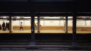 New York City - 5 Eylül 2019: Manhattan metro istasyonu iç görünümü.
