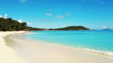 Güneşli bir günde St. John 'un berrak deniz suyu ve sahili manzarası