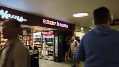 New York City - 5 Eylül 2019: Midtown Manhattan 'daki Pennsylvania istasyonunda Dunkin Donut mağazası.