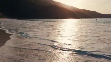 Günbatımında Virgin Adaları 'ndaki Aziz Thomas plajının güzel manzarası. 