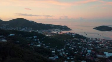 Güneş doğarken Virgin Adaları 'ndaki körfezli ve evli Aziz Thomas manzarası
