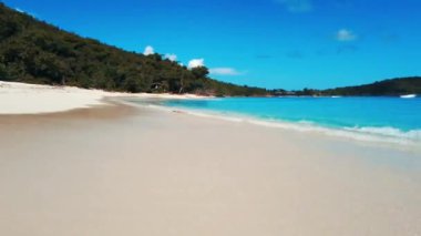 Güneşli bir günde St. John 'un berrak deniz suyu ve sahili manzarası