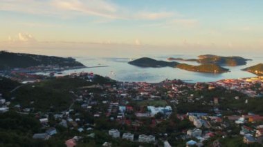 Güneş doğarken Virgin Adaları 'ndaki körfezli ve evli Aziz Thomas manzarası