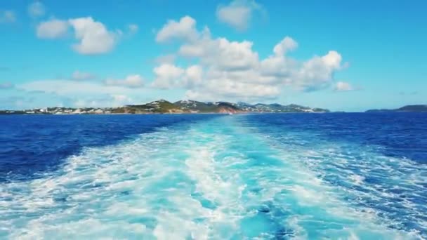 バージン諸島の海に移動するボートの後部ビュー — ストック動画