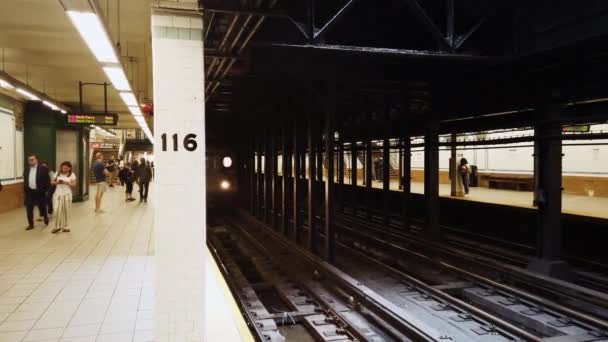 Νέα Υόρκη Σεπτεμβρίου 2019 Τρένο Φτάνει Στην Πλατφόρμα Του Μετρό — Αρχείο Βίντεο