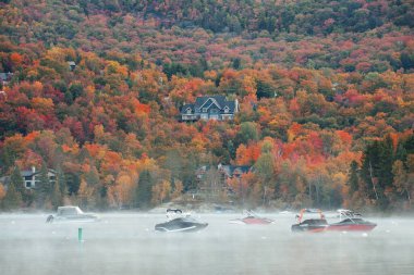 Mont Tremblant, Kanada 'da sabah sisli göl