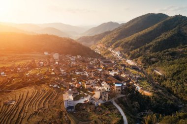 Tulou hava görünümünü gün batımında, Hakka Fujian, Çin içinde benzersiz konutlar.