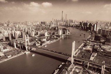 Çin 'de yoğun trafik varken Huangpu Nehri üzerindeki Şangay Nanpu Köprüsü.