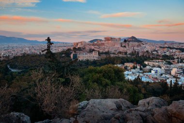 Atina 'nın ufuk çizgisi gün doğumuna dağ tepesinden Yunanistan' dan bakıldı.