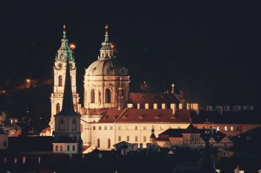 Geceleri Çek Cumhuriyeti 'nde kilise ve kubbeli Prag silueti manzarası.