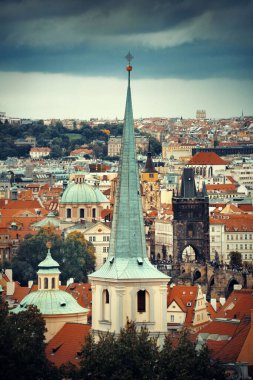 Prag, Çek Cumhuriyeti 'ndeki tarihi binalarla çatısı manzaralı.
