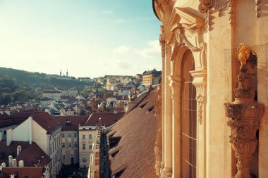 Prag, Çek Cumhuriyeti 'ndeki tarihi binalarla çatısı manzaralı.