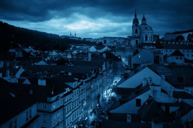Geceleri Çek Cumhuriyeti 'nde kilise ve kubbeli Prag silueti manzarası.