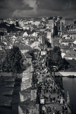 Çek Cumhuriyeti 'nde Prag ufuk çizgisi ve nehir üzerinden köprü.