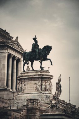 Ulusal Victor Emmanuel Anıtı II veya II. Vittoriano Piazza Venezia, Roma, İtalya 'da heykeli ile.