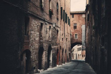 Siena, İtalya 'da eski binalarla sokak manzarası.