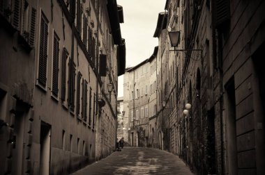Siena, İtalya 'da eski binalarla sokak manzarası.