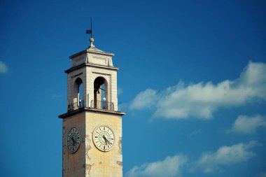 İtalya 'da çan kulesi olan Pisa şehri.