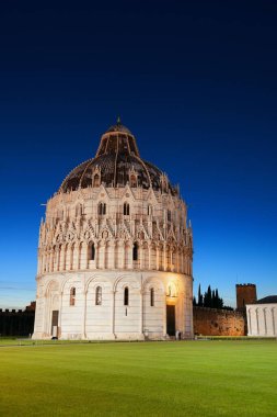 İtalya 'da kilise kubbesi olan Pisa Piazza dei Miracoli