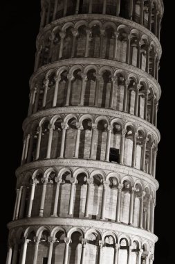 İtalya 'nın Pisa şehrinde geceleri yakın çekim kulesi dünya çapında bilinen bir simgedir..
