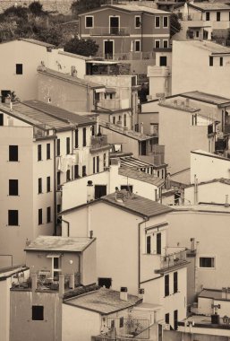 İtalya 'nın Cinque Terre kentindeki dağdan Riomaggiore izlendi.