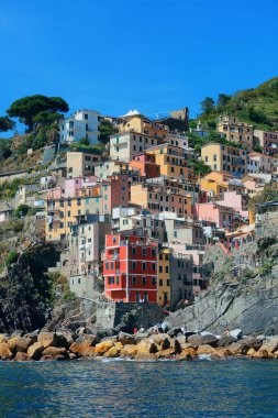 İtalya Cinque Terre 'deki binalarla Riomaggiore liman manzarası.