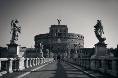 Castel Sant Angelo melek heykeli Roma 'da, İtalya' da siyah beyaz.