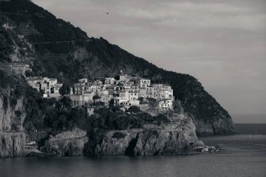 Manarola binaları İtalya 'daki Cinque Terre' de Corniglia 'dan izlendi 