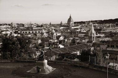 Roma, İtalya 'da gün batımında antik mimariyle parktan izlendi. 