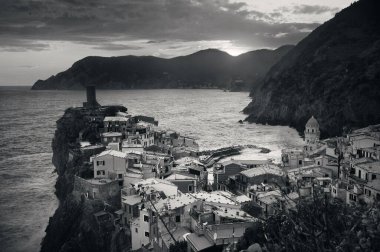 Vernazza, İtalya Cinque Terre 'de kayaların üzerinde siyah beyaz binalar..