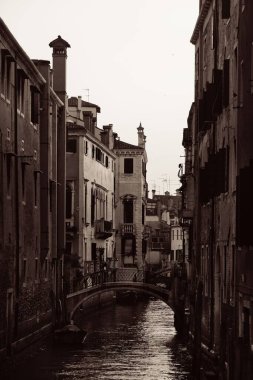 Venedik kanalı manzaralı tarihi binalar. İtalya.