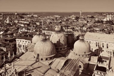 St Mark Meydanı 'ndaki saat kulesinden Venedik ufuk çizgisi görünüyor. İtalya.