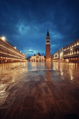 Venedik, İtalya 'daki Piazza San Marco' da geceleri çan kulesi ve tarihi binalar..