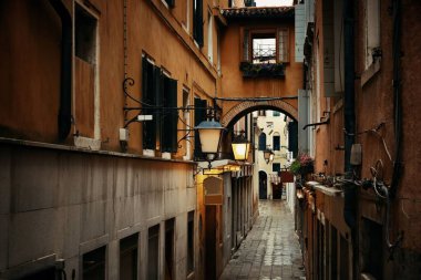 İtalya, Venedik 'teki tarihi binaların olduğu sokak manzarası.