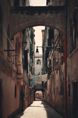 Sokak görünümü ile kemer ve tarihi bina Venedik, İtalya.