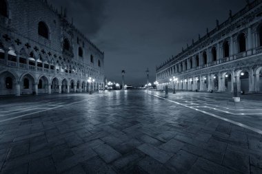 Piazza San Marco Venedik, İtalya, geceleri tarihi binalar.