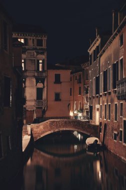 Venedik kanalı gece köprüsü ve tarihi binalarla birlikte. İtalya.