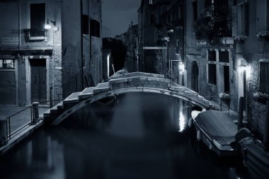 Venedik kanalı gece köprüsü ve tarihi binalarla birlikte. İtalya.