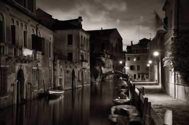 Venedik kanalı tarihi binalarla dolu. İtalya.