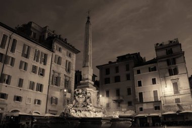 Roma, İtalya 'da gece Pantheon' un önündeki Piazza della Rotonda.