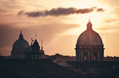 Roma, İtalya 'da günbatımı çatısı manzaralı..